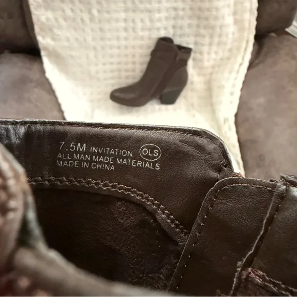 A2 Aerosoles Ankle Boots Invitation Brown Faux Leather Side Zip Heels - Picture 3 of 14